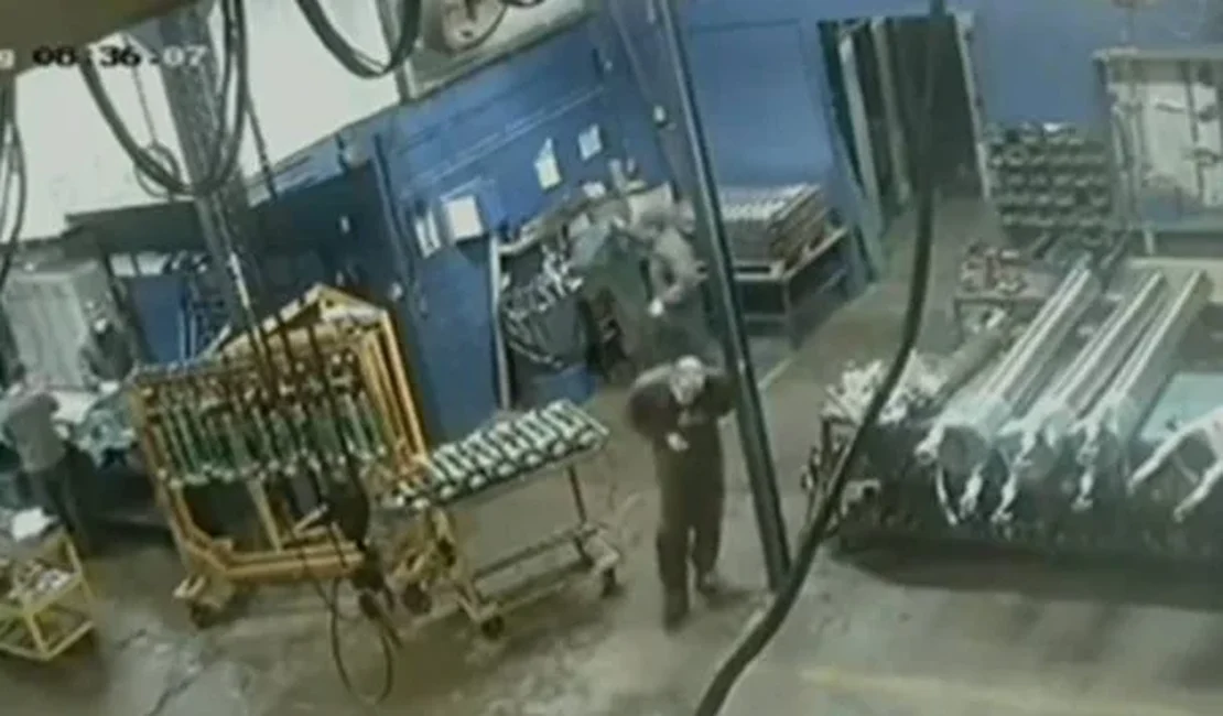 VÍDEO: Supervisor mata funcionário com facada por tomar café durante o expediente no RS