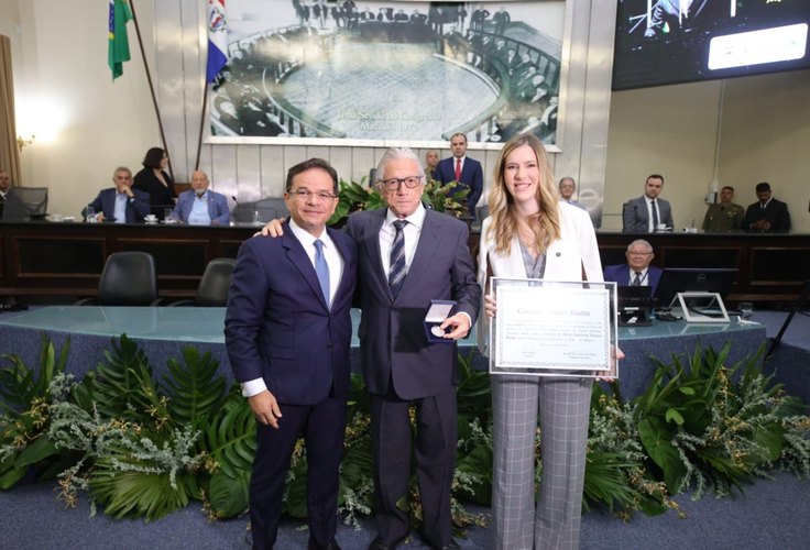 Teotonio Vilela Filho recebe comenda Tavares Bastos em solenidade marcada por homenagens e resgate histórico