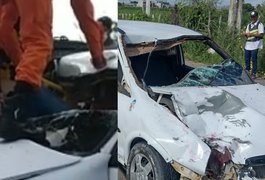 Motociclista atravessa para-brisa de carro ao ser arremessado em colisão frontal em Arapiraca