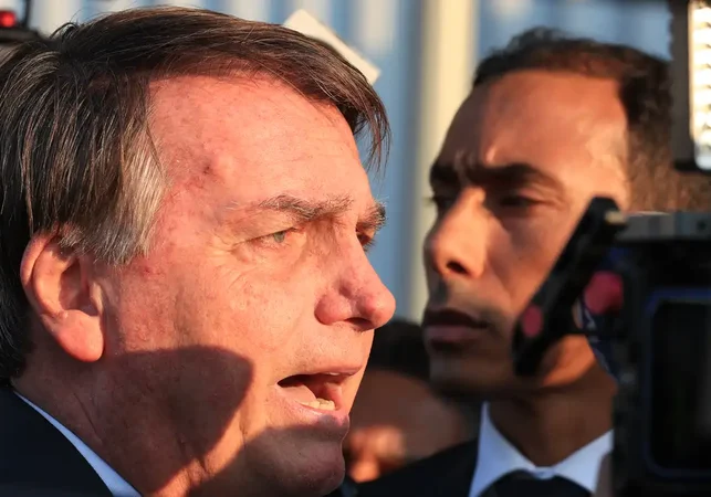 Bolsonaro tem alta hospitalar após passar por cirurgia no ombro