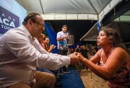 Moradores do bairro Brasiliana agradecem ao prefeito Luciano Barbosa pela pavimentação de 21 ruas