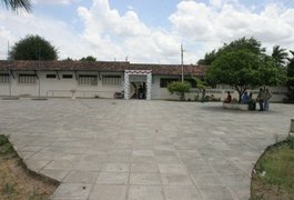 Teto de sala da Escola Quintella Cavalcante desaba e Defesa Civil interdita prédio