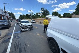 Engavetamento envolve três carros no bairro Eldorado, em Arapiraca