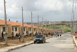 Luciano Barbosa participa da entrega de 949 moradias em Arapiraca
