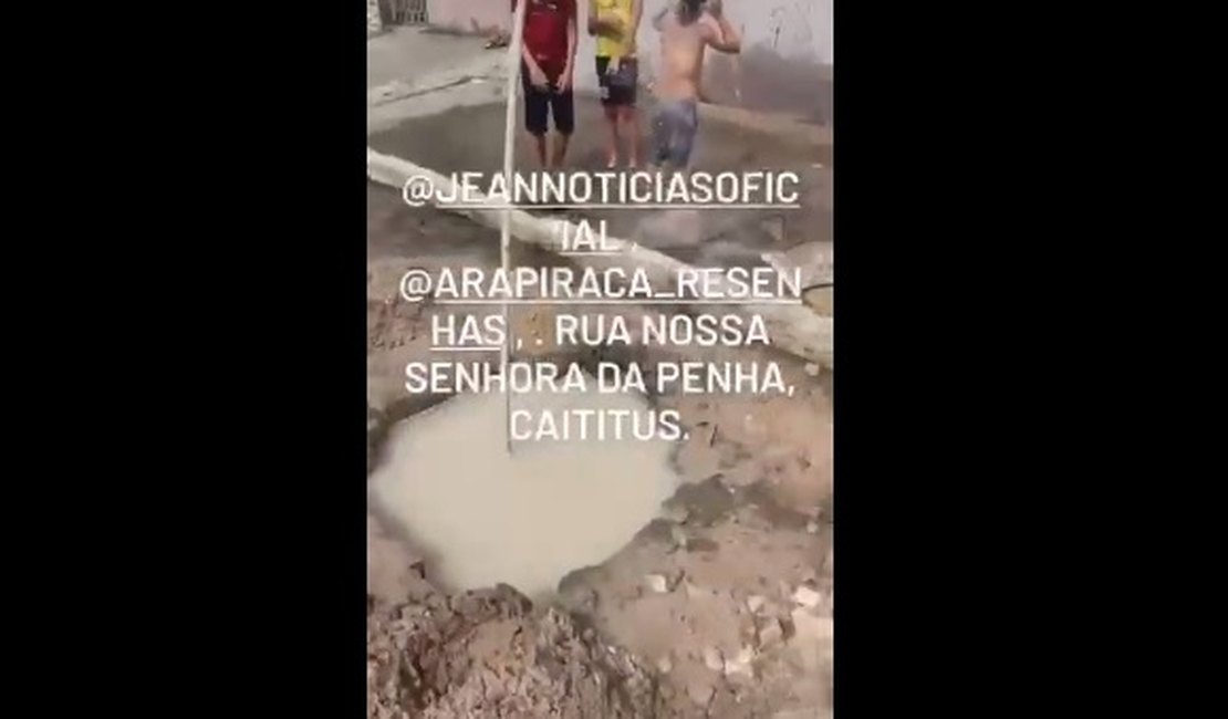 Moradores fazem 'bica' em vazamento de água e solicitam apoio da Casal para o conserto