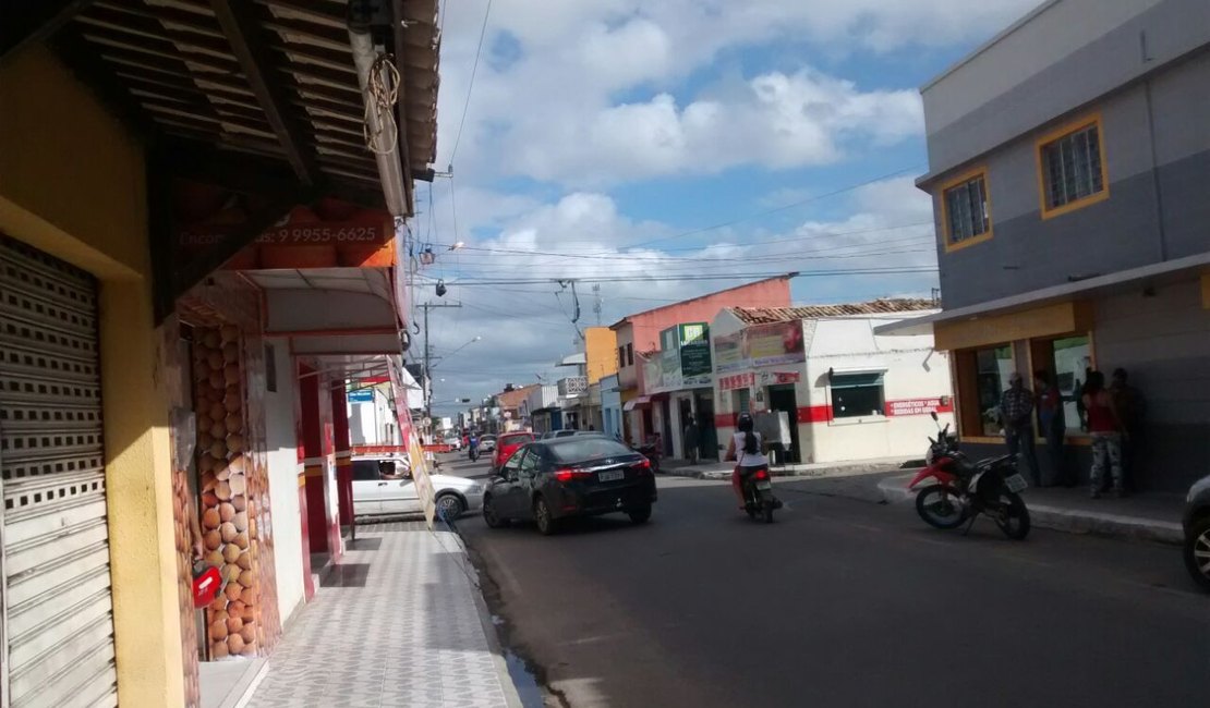 Dupla assalta casa comercial no bairro Brasília em Arapiraca
