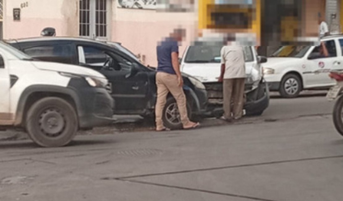 Colisão envolve dois carros nas proximidades de cruzamento no bairro Cavaco