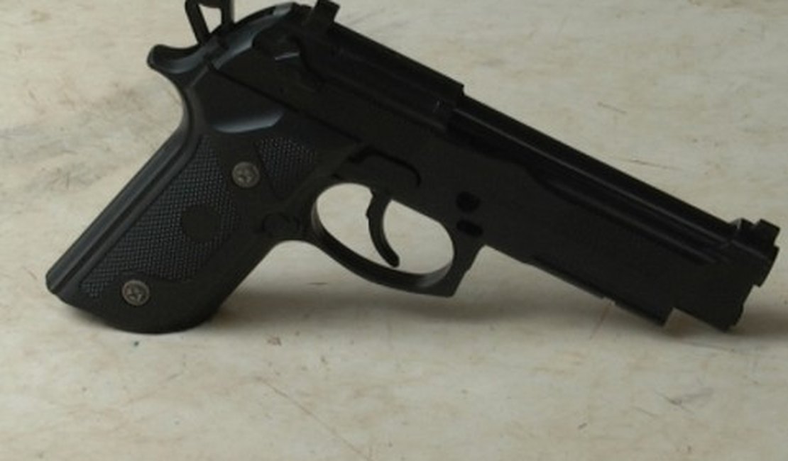Jovem de 17 anos é flagrado com arma de brinquedo no bairro São Luiz em Arapiraca