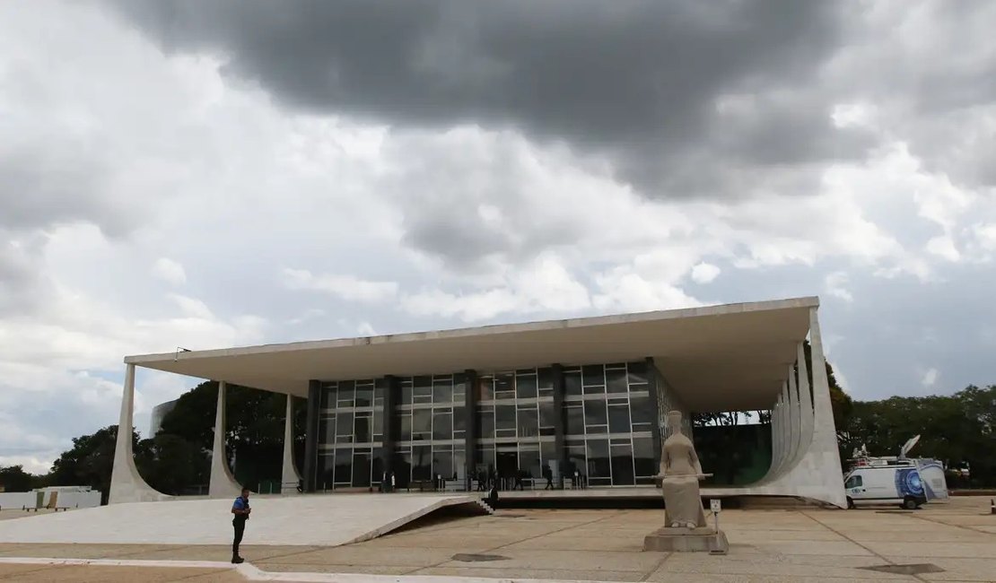 Zambelli pede ao STF salvo-conduto para vir ao Brasil votar na mãe