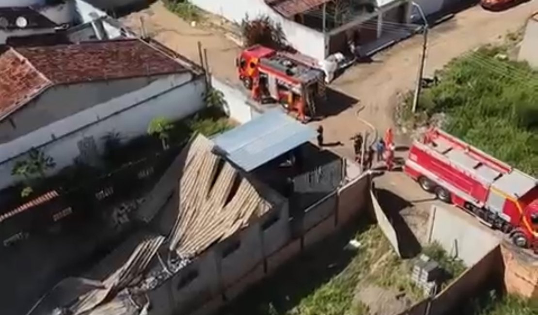Vídeo divulgado pelos Bombeiros mostra destruição em fábrica de estofados em Arapiraca