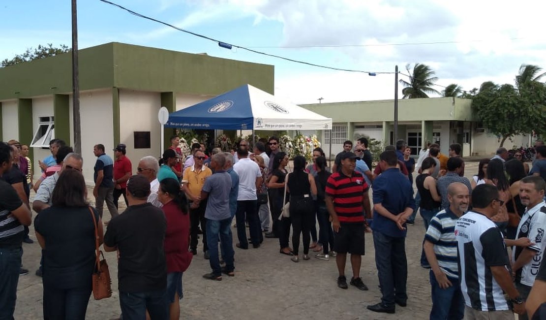 Amigos e familiares se despedem de Gilberto Alexandre, ex-conselheiro do ASA