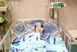 Mãe é presa por jogar bebê dentro de jaula de urso