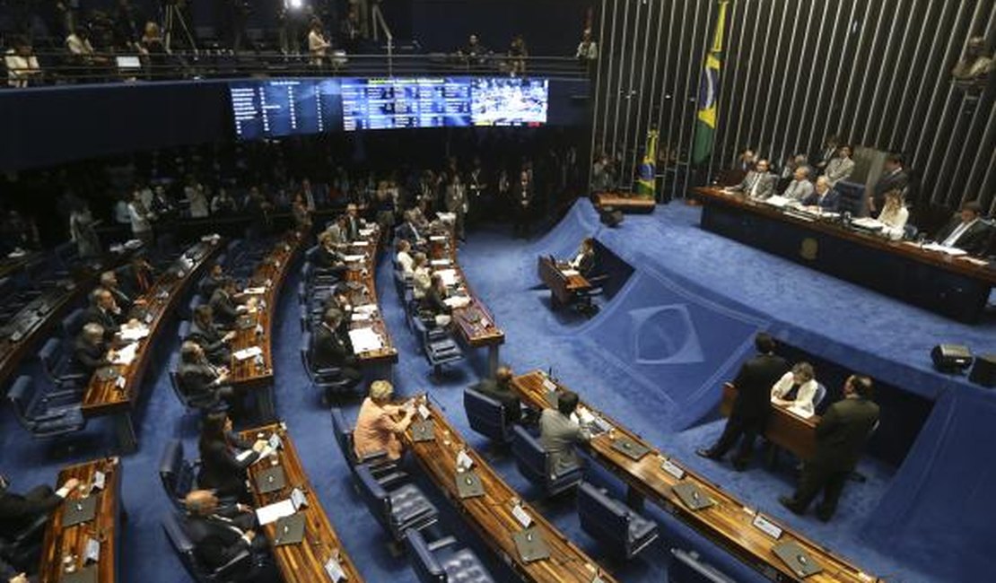Senadores retiram nome de lista e votação pode ser antes da meia-noite