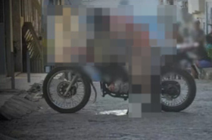 Homem é morto a tiros e corpo fica em cima de motocicleta, em Pernambuco