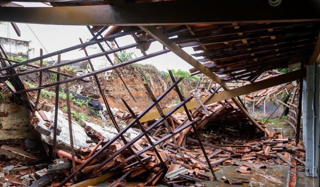Temporal deixa ruas alagadas e derruba telhado de imóvel em Palmeira dos Índios