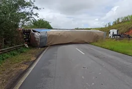 Rodovia interditada após acidente com carreta é parcialmente liberada no interior de Alagoas