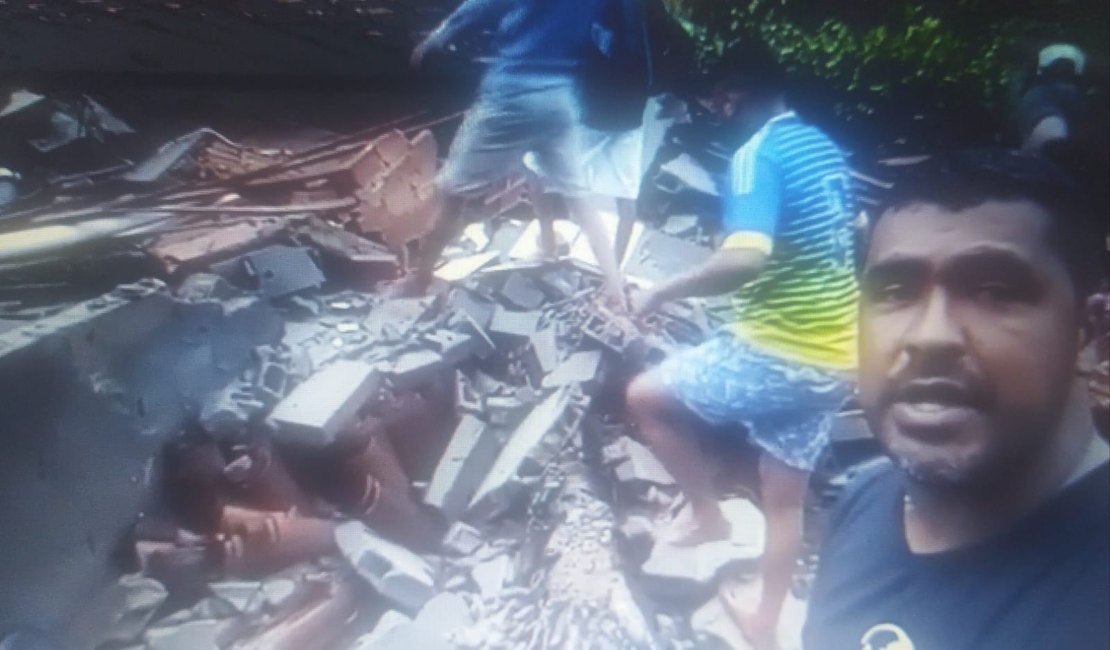 Deslizamento de barreira deixa pessoas soterradas nos escombros de casa em Coruripe