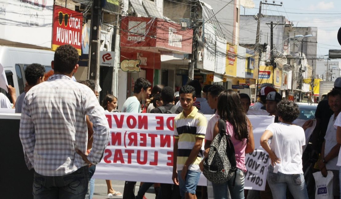 Estudantes e membros sindicais fazem protestos em ruas do Centro de Arapiraca; confira