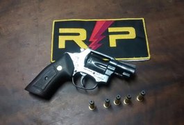 PM prende jovem e apreende adolescente com arma de fogo no bairro Planalto em Arapiraca