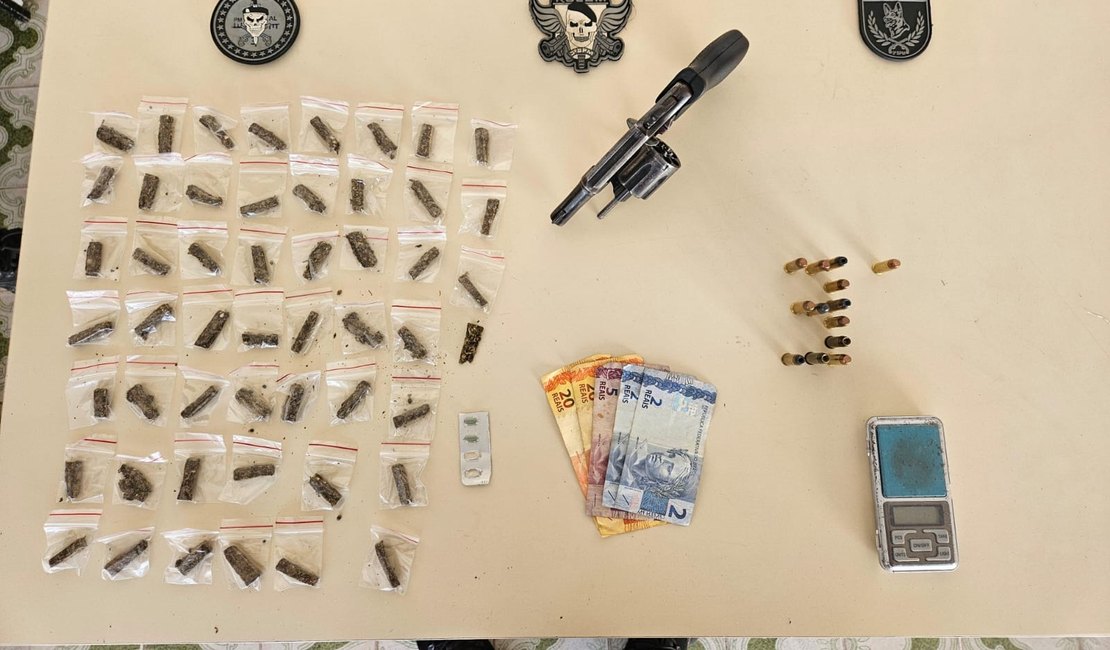 Polícia Militar apreende drogas, arma e munições em residência no bairro Canafístula, em Arapiraca