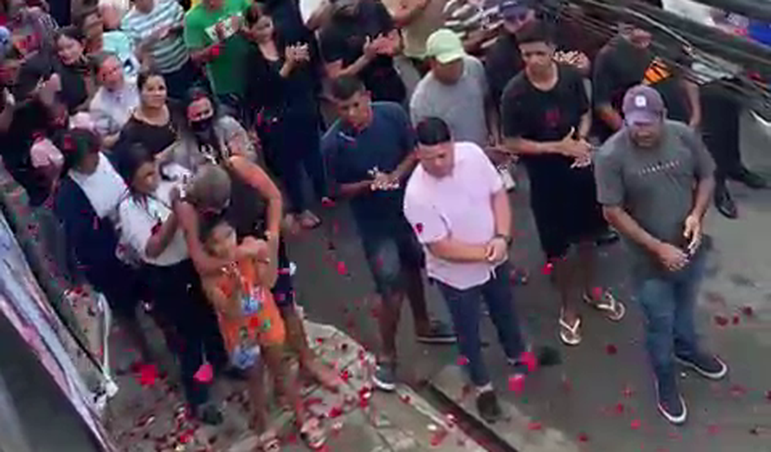 Homenagens e emoção marcam velório de jovem que morreu em acidente de carro em Teotônio Vilela