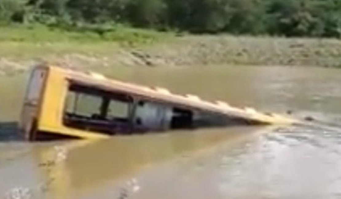 Ônibus com estudantes perde o freio e cai em barragem entre Alagoas e Pernambuco