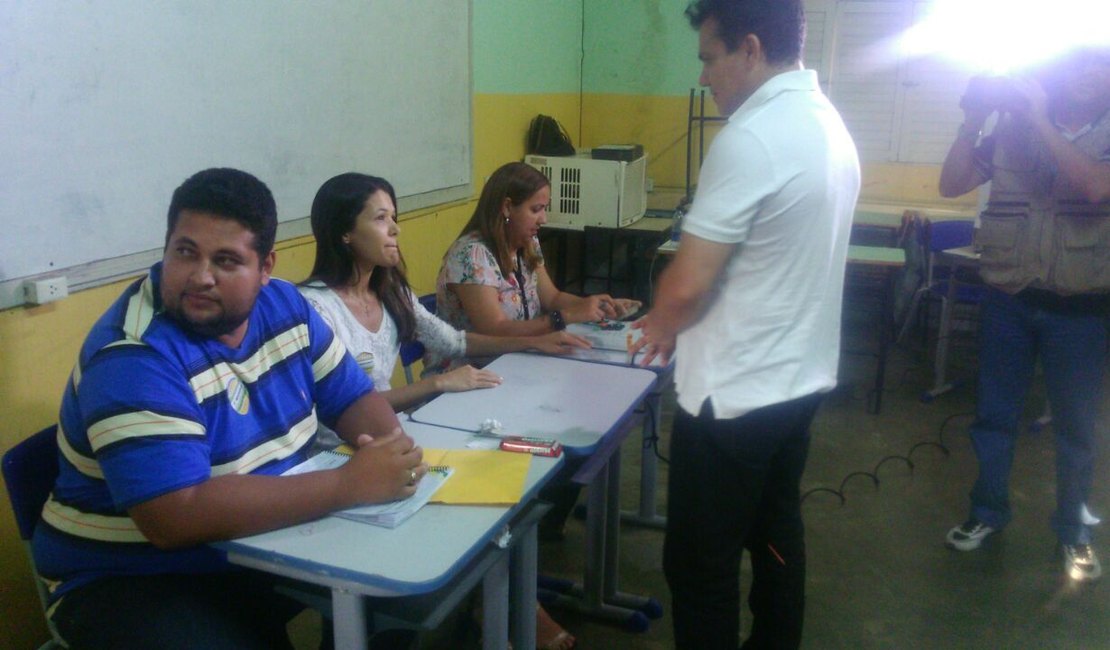 Nezinho vota no fim da tarde e diz que vitória será do povo