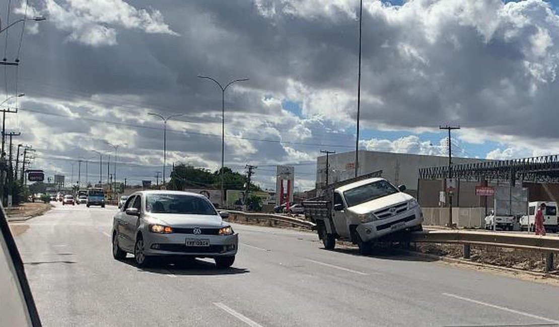 Caminhonete colide com carro e invade canteiro central da rodovia AL-220, em Arapiraca