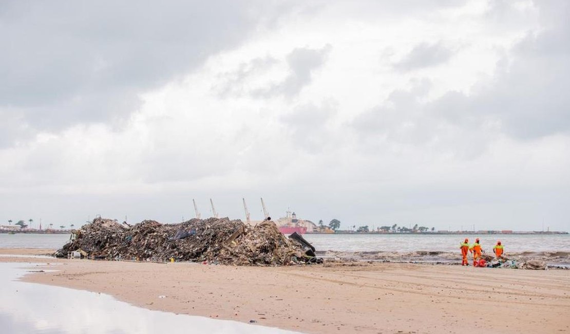 200 toneladas de lixo são arrastadas pela chuva para a Praia da Avenida, em Maceió