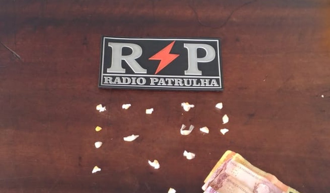Rádio Patrulha apreende 22 pedras de crack e dinheiro no bairro Cacimbas, em Arapiraca