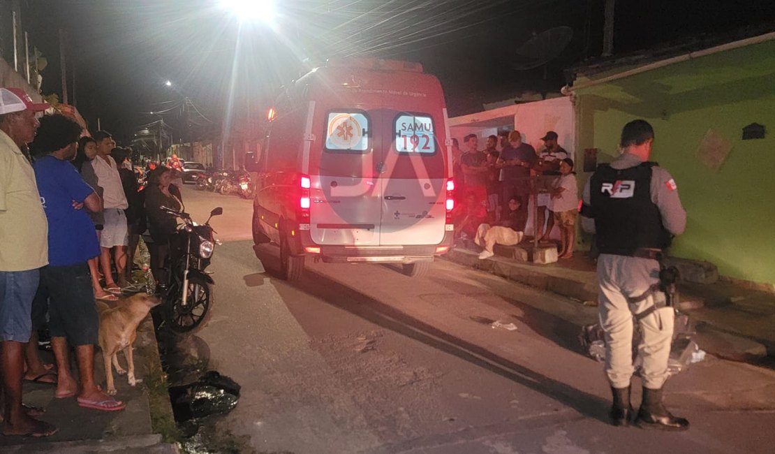 Com filha de 4 anos no colo, jovem é morto com tiro no rosto em Arapiraca