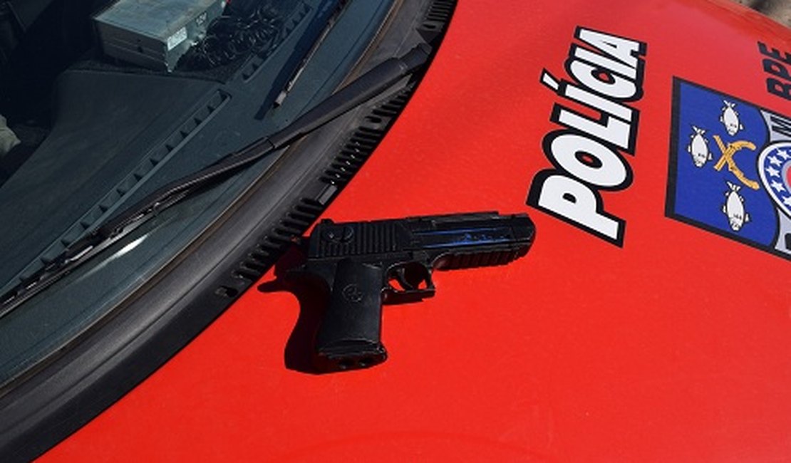 Populares percebem arma de brinquedo em assalto e espancam suspeito, em Maceió