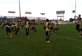 Em trabalho técnico, professor Jaelson intensifica no controle de bola