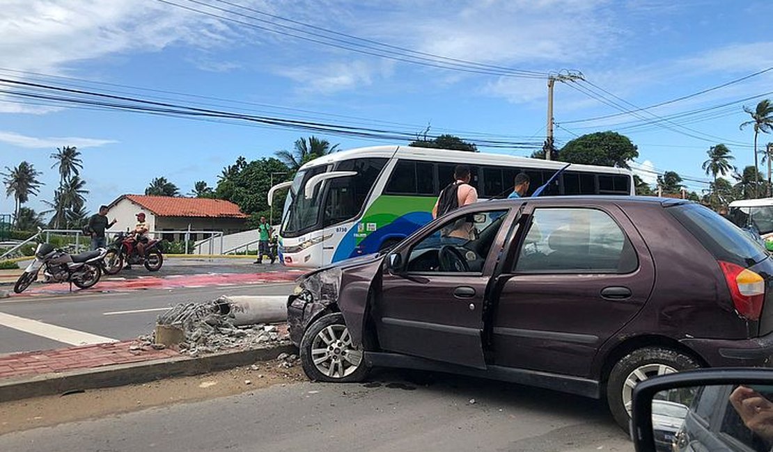 Motorista atinge poste e parte frontal de carro fica destruída em Maceió