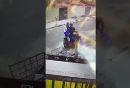 Vídeo: Câmeras mostram mulheres sendo assaltadas por dupla em motocicleta na capital