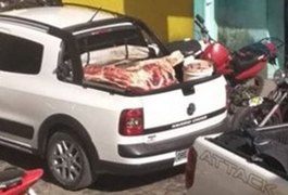 Flagrante: Carne é transportada em carroceria de veículo em Porto Calvo