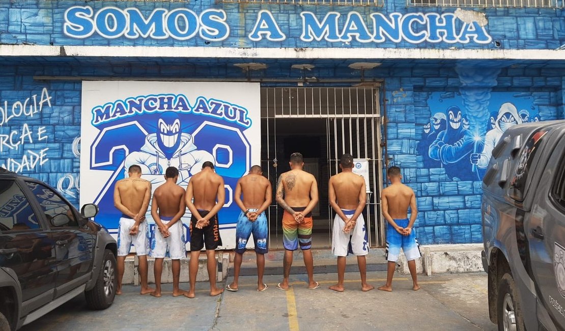 Sete pessoas são detidas e uma arma de fogo é apreendida na sede da Mancha Azul, em Maceió