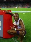 Alison dos Santos quebra recorde mundial dos 400m com barreiras