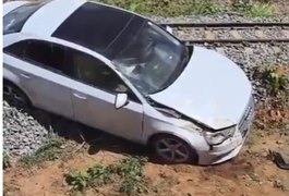 Condutor perde o controle e carro cai sobre linha férrea, em Arapiraca