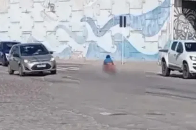 Mulher chama atenção ao usar faixa de pedestres para necessidades fisiológicas em Marechal Deodoro