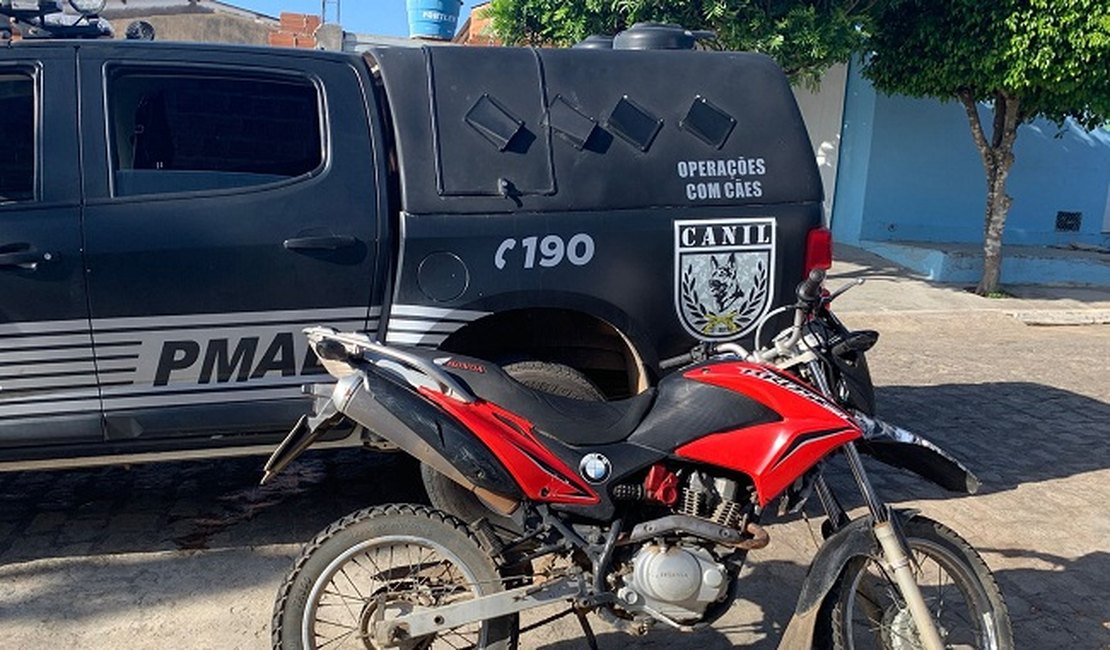 Canil do 3º BPM recupera motocicleta com queixa de roubo, em Arapiraca