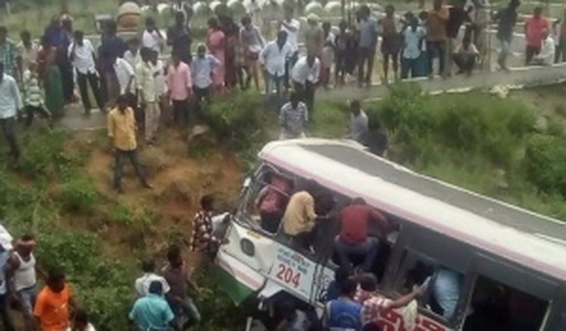 Acidente de ônibus deixa mais de 40 mortos no sul da Índia