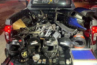 PM flagra desmanche de motocicletas em residência no Clima Bom