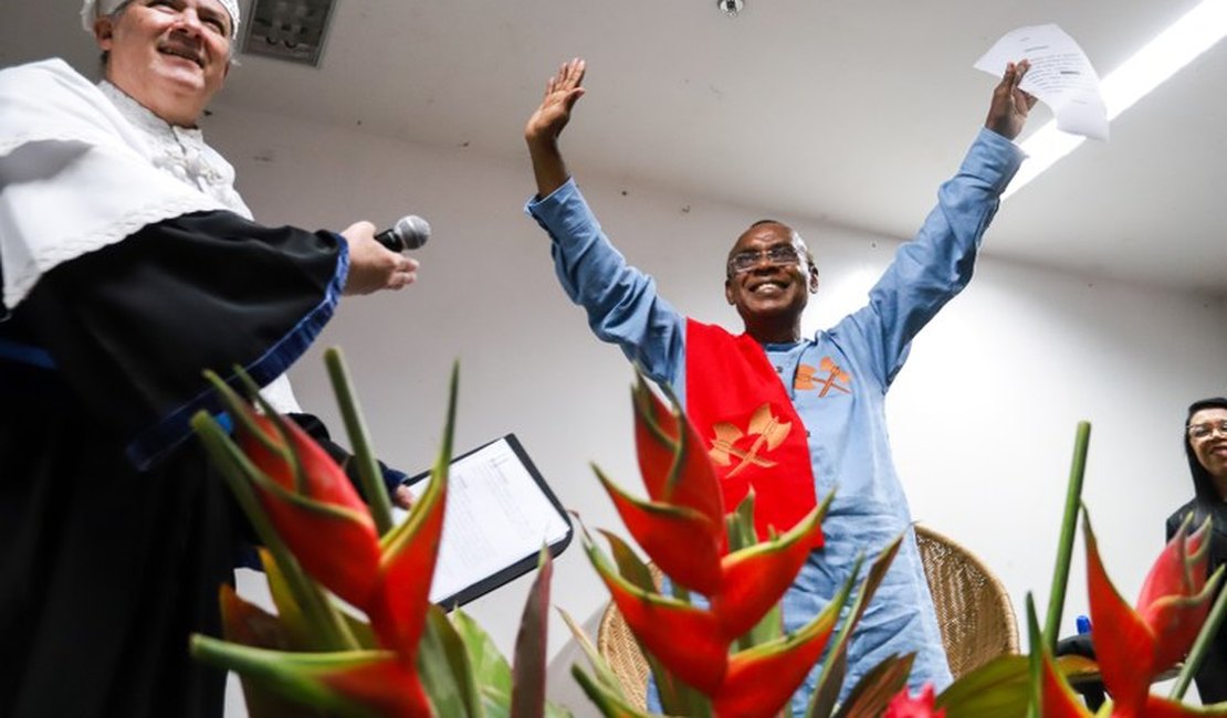 Zezito Araújo recebe Doutor Honoris Causa durante a Bienal do Livro de Alagoas