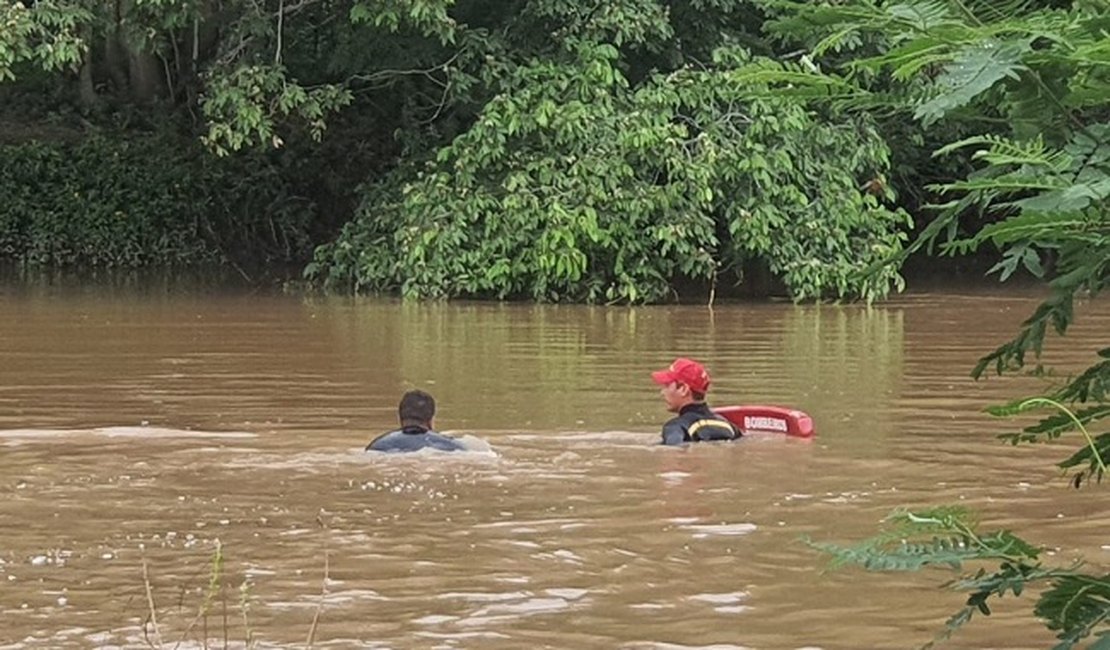 Bombeiros resgatam corpo de homem encontrado no Rio Mundaú, em Branquinha