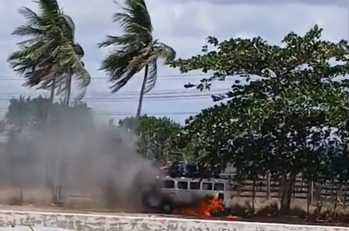 Incêndio em veículo se espalha para vegetação às margens da BR-101, em Teotônio Vilela