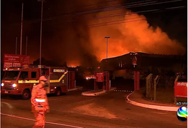 Incêndio de grandes proporções atinge galpão de rede atacadista