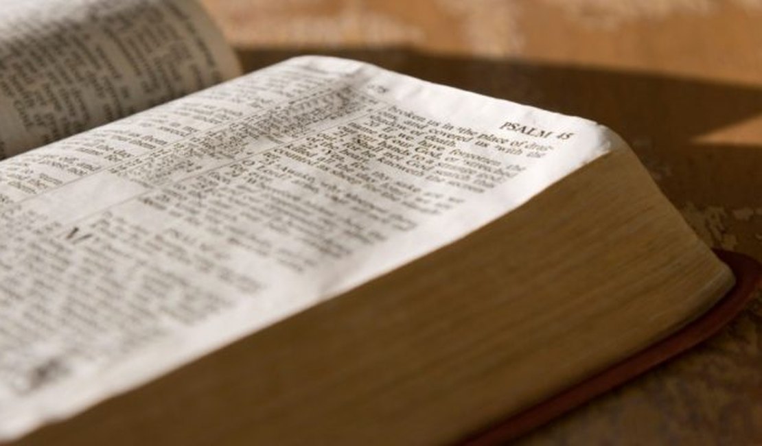 Dupla armada assalta mulher em Feira Grande e foge com bíblia e celular da vítima