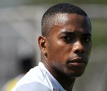 Preso por estupro, Robinho estreia com pedaladas em futebol na penitenciária