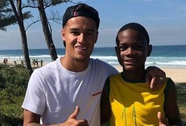 Philippe Coutinho encontra garoto que improvisou camisa da seleção com nº 11